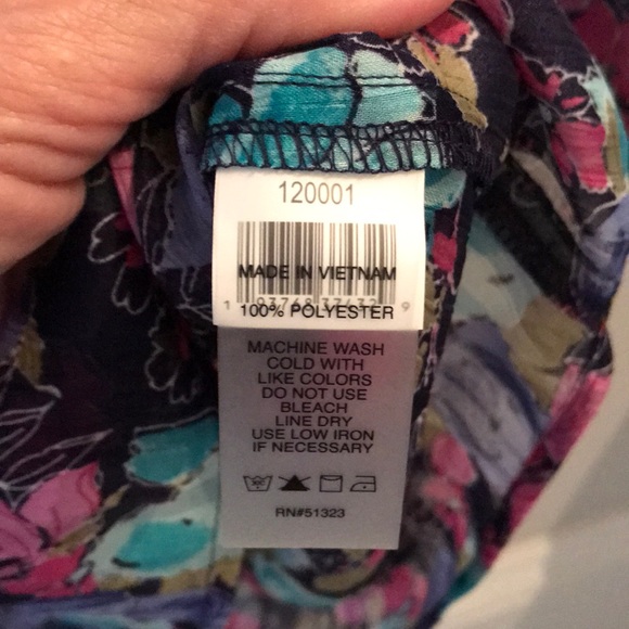 Brand new Chaus New York flower top - Picture 6 of 6